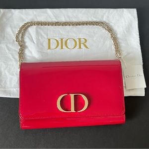 Dior 30 Montaigne red patent leather wallet in chain